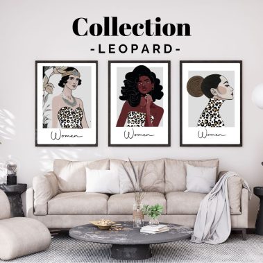 Affiche Léopard Women Atelier de Lou Trois illustrations de femmes avec des motifs léopards sur un mur au-dessus d'un canapé.