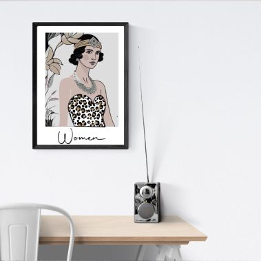 Affiche Léopard Women ATelier de Lou Affiche rétro d'une femme élégante avec une robe à motifs, décor mural minimaliste.