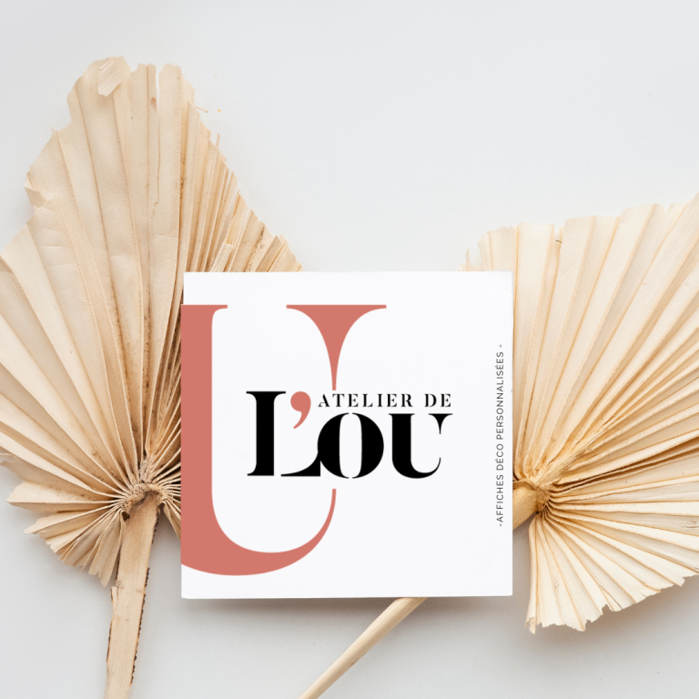 Logo Atelier de Lou Logo d'Atelier de Lou, entouré de feuilles séchées beige.