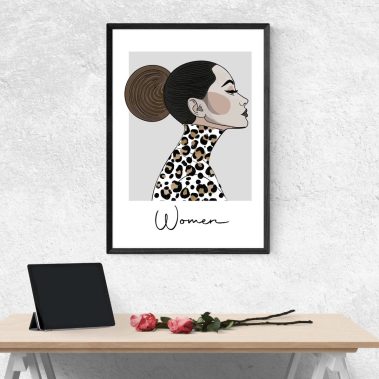 Affiche Léopard Women Atelier de Lou Portrait d'une femme avec un fond léopard, signé "Women", sur un mur gris.